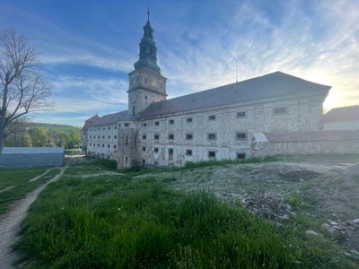 KONSIT zahájil přípravu stavebních prací na obnově sýpky v Plasích